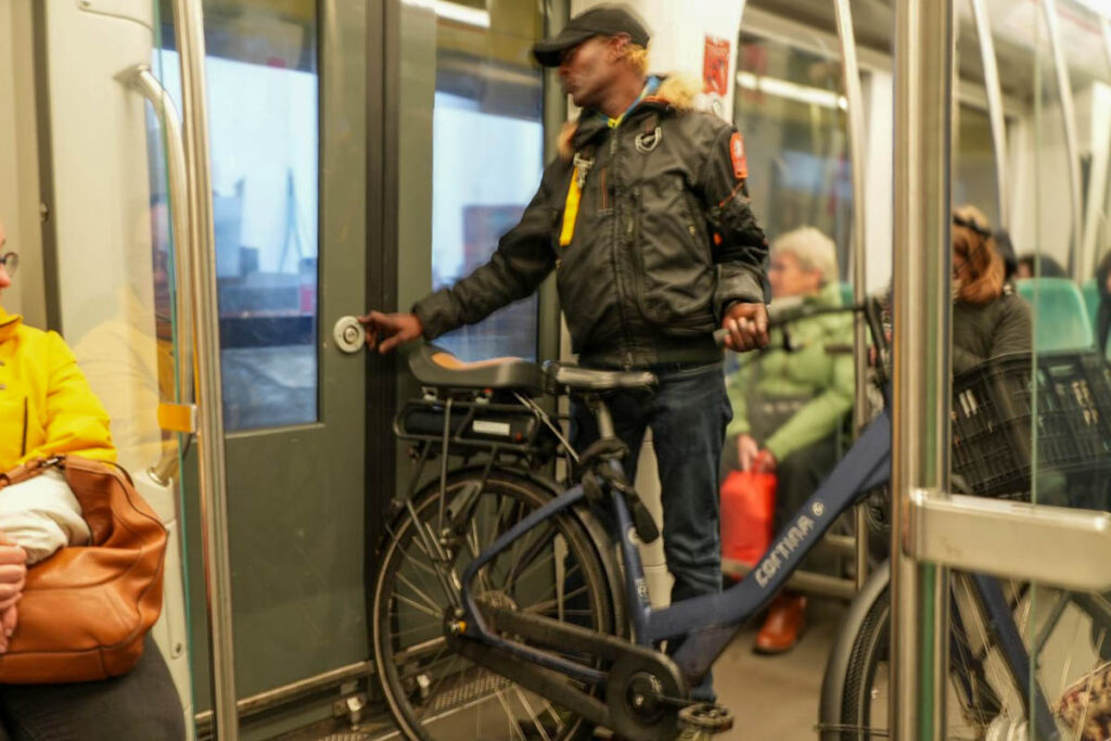 地下鉄に自転車を持ち込む人©Pen&Voyage