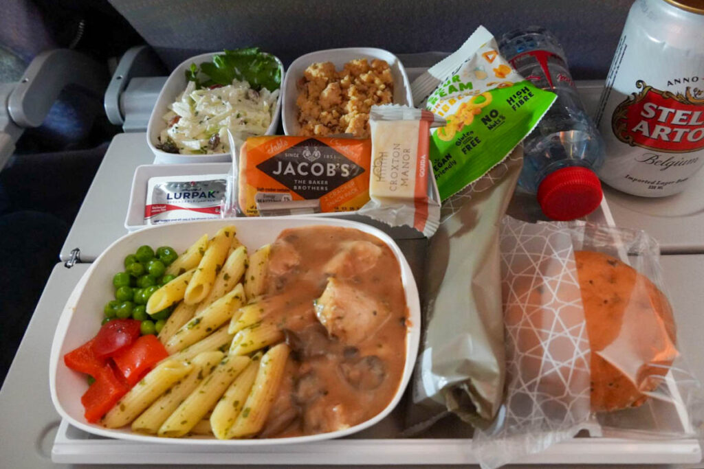 EK147便（ドバイーアムステルダム）の昼食©Pen＆Voyage