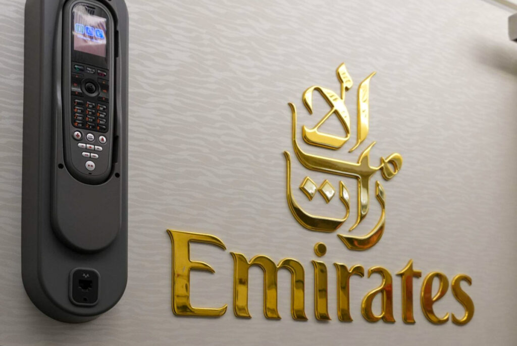 機内のエミレーツロゴ©Pen＆Voyage