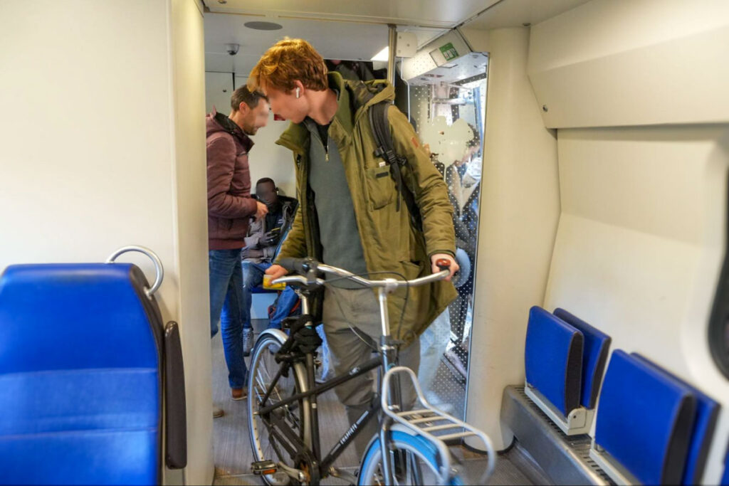 アムステルダム-ロッテルダムを結ぶオランダ鉄道(NS)に自転車を持ち込む乗客©Pen&Voyage