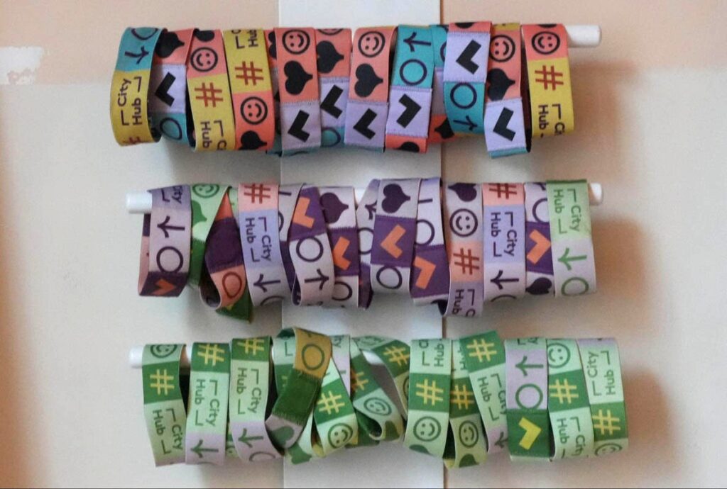 チップが埋め込まれたリストバンドが鍵と財布代わりに©Pen&Voyage