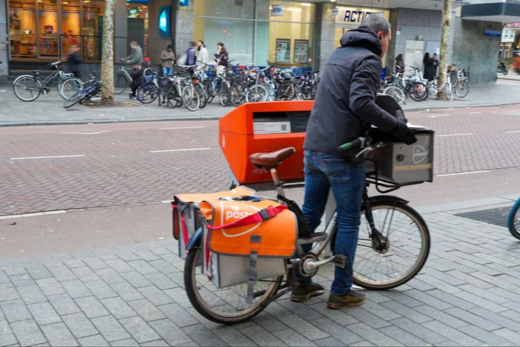 ロッテルダムではポストお郵便物集荷ももちろん自転車で©Pen&Voyage
