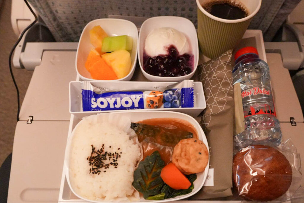 EK319便の機内食（朝食）©Pen＆Voyage