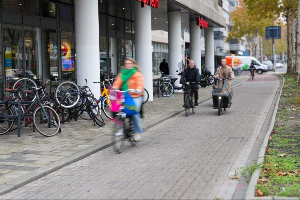 ロッテルダム市内の自転車専用道路©Pen&Voyage