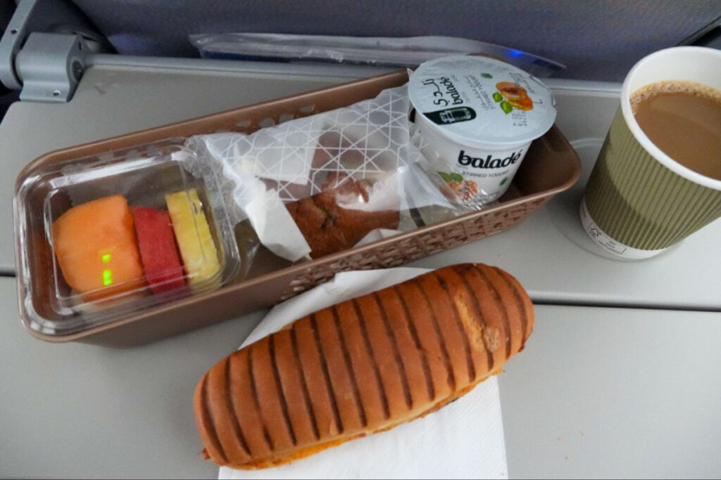 EK147便（ドバイーアムステルダム）の朝食©Pen＆Voyage