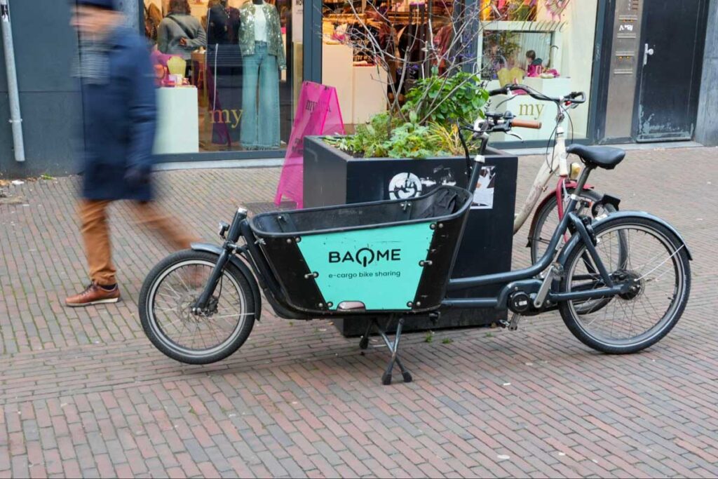 オランダで大人気のコンテナ+自転車式のカーゴバイクの一種、バクフィーツ©Pen&Voyage