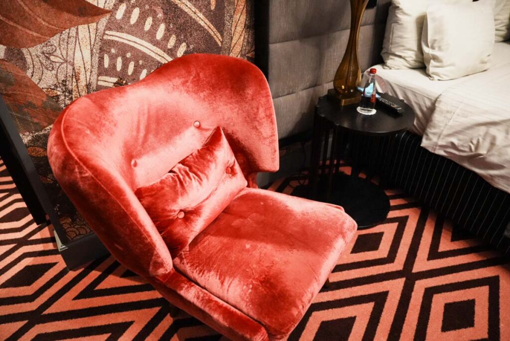 ベルベット地のソファは大胆な色使いⒸPen＆Voyage