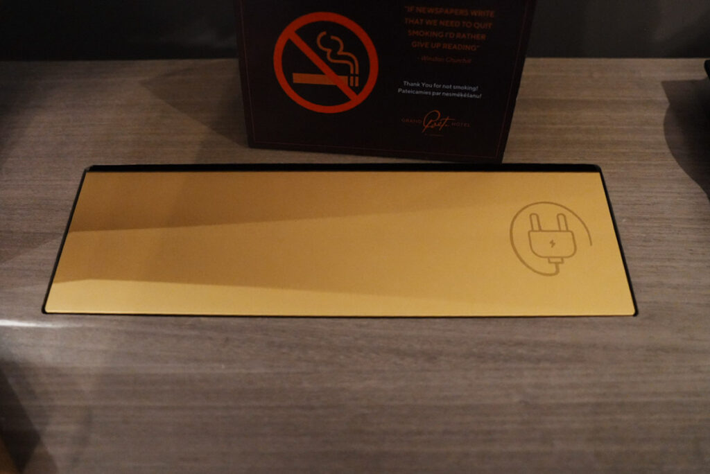 テーブルの電源とUSBポートⒸPen＆Voyage