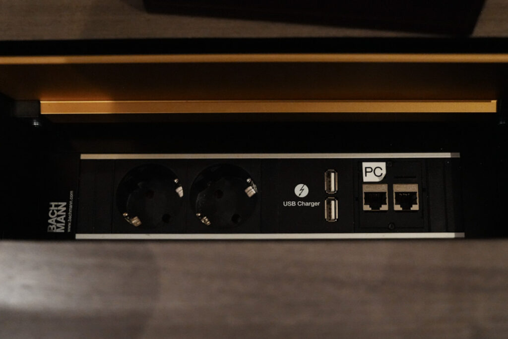 USBポートと電源ⒸPen＆Voyage