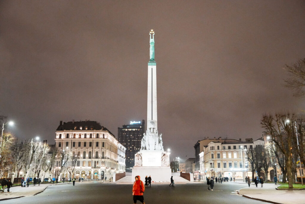 独立を記念して1935年に建てられた自由記念碑ⒸPen＆Voyage