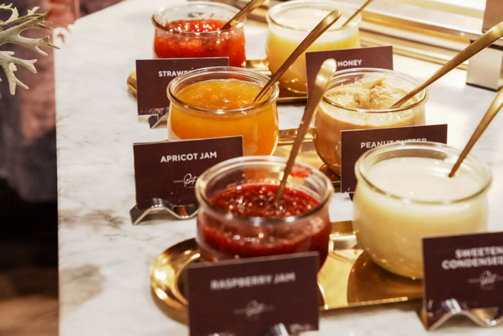 パンやクレープに添えるジャムも豊富ⒸPen＆Voyage