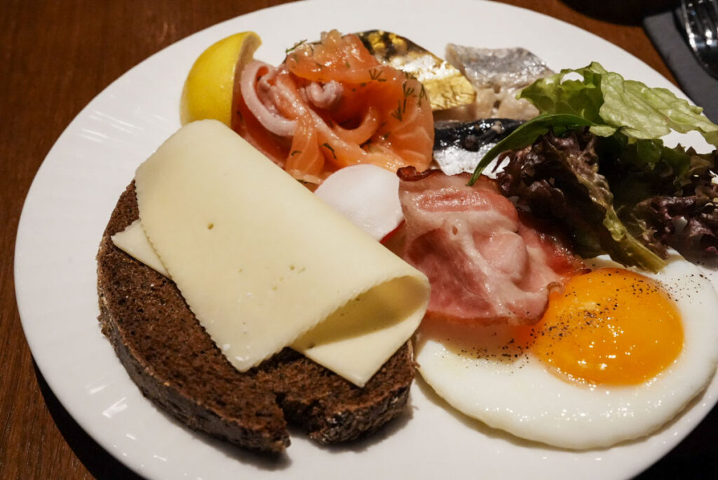 別の日は黒パンにチーズをのせてⒸPen＆Voyage