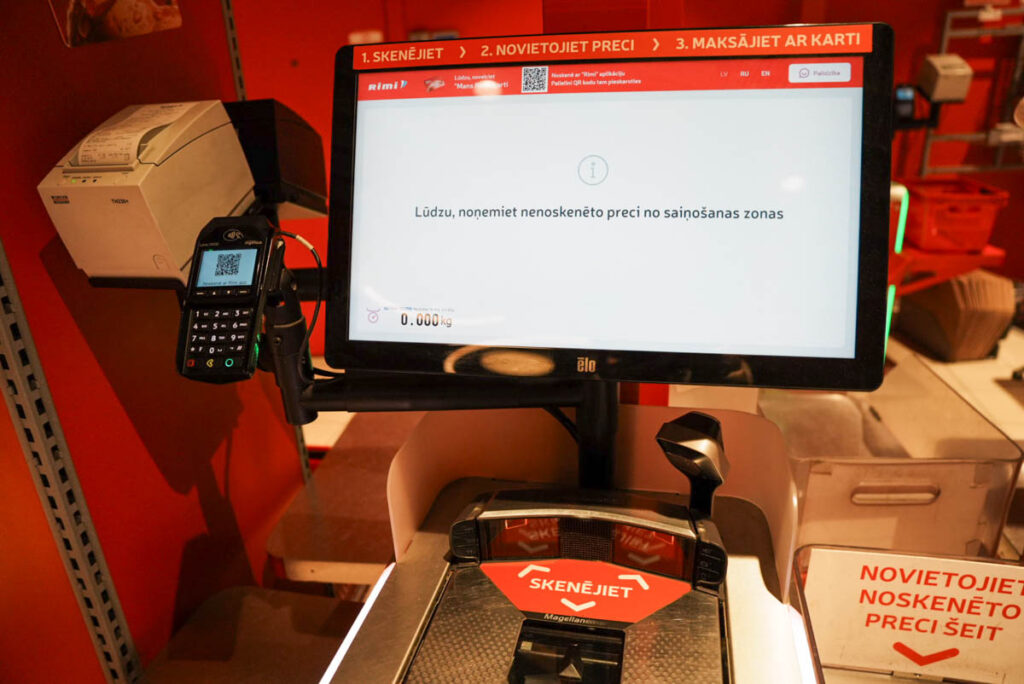 「スキャンしていない商品を袋詰めエリアから取り除いてください」との警告メッセージⒸPen＆Voyage