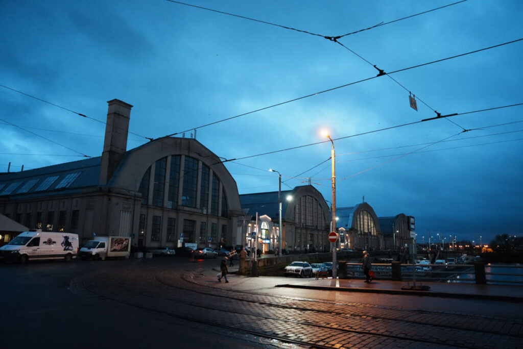 午前7時半にオープンする中央市場ⒸPen＆Voyage