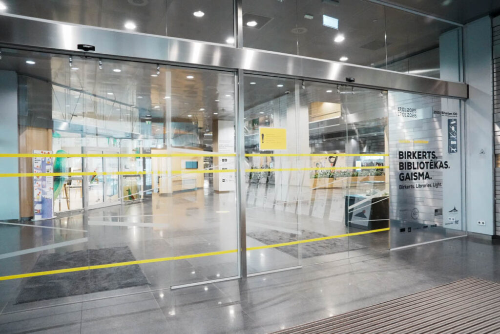 ガラスの扉を通って館内へⒸPen＆Voyage