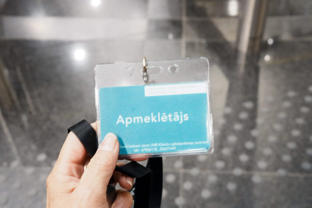 来館者カードを受け取って中にⒸPen＆Voyage