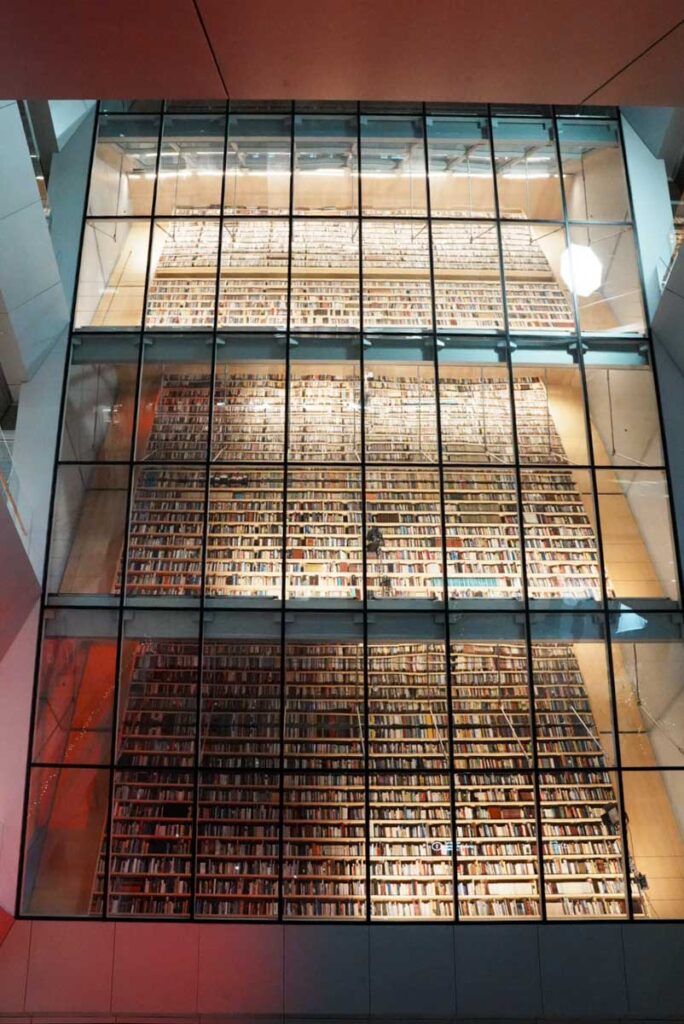 人々の書架を見上げるⒸPen＆Voyage