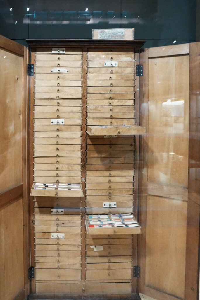 約21万8千編のラトビア民謡（ダイナ）が収められている「民謡のキャビネット」ⒸPen＆Voyage