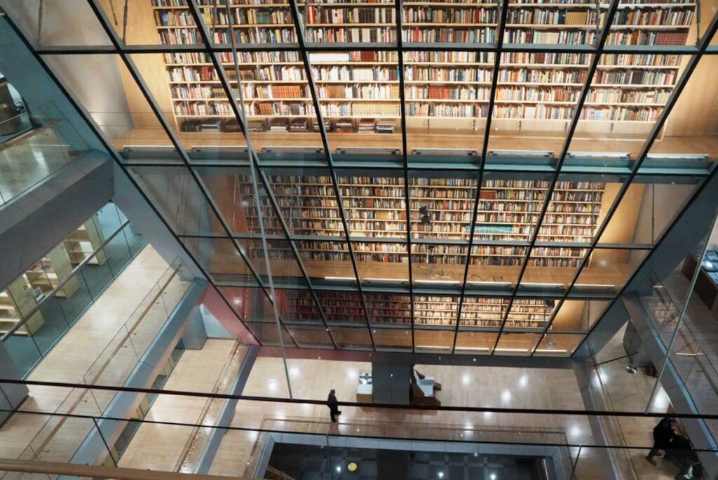 「人々の書架」を上から見下ろすⒸPen＆Voyage