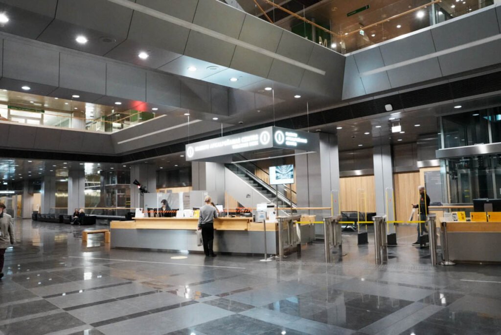 1階のウェルカムデスクで来館者カードがもらえるⒸPen＆Voyage