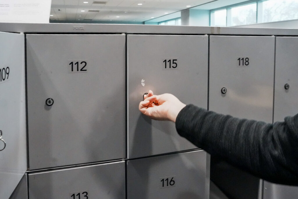 ロッカーに荷物をしまうⒸPen＆Voyage