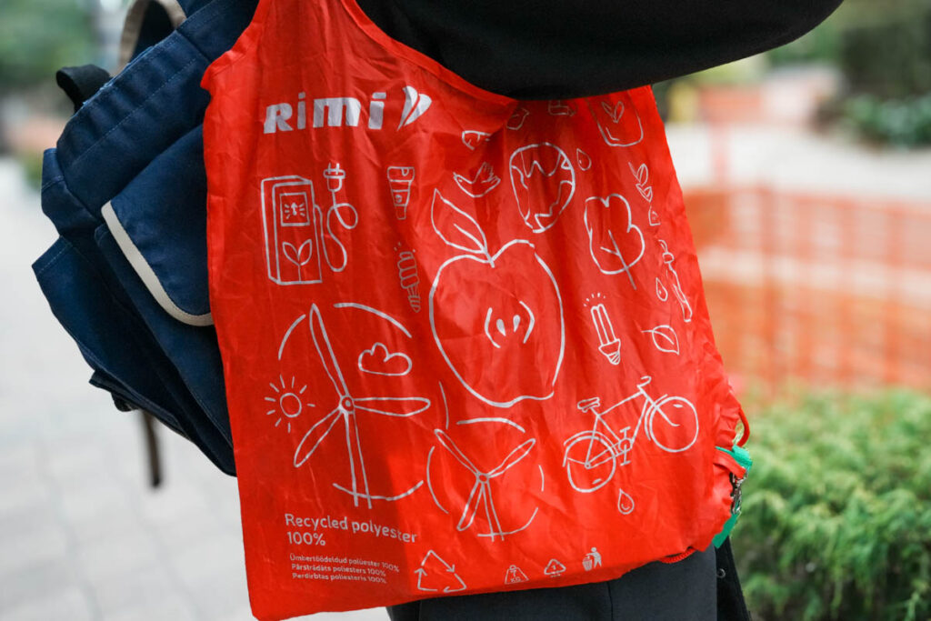 スーパーRimiのエコバッグを広げたところ。右端のポケットに納まるⒸPen＆Voyage