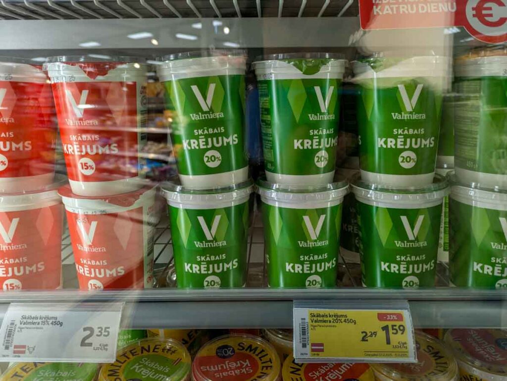 値札には生産国を示す国旗も。黄色はお得な会員価格ⒸPen＆Voyage