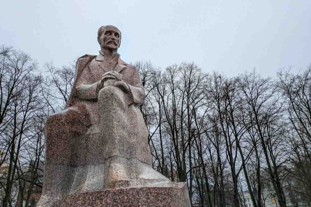 ラトビアの国民的象徴として敬愛されるヤーニス・ライニス（Janis Rainis）の像ⒸPen＆Voyage