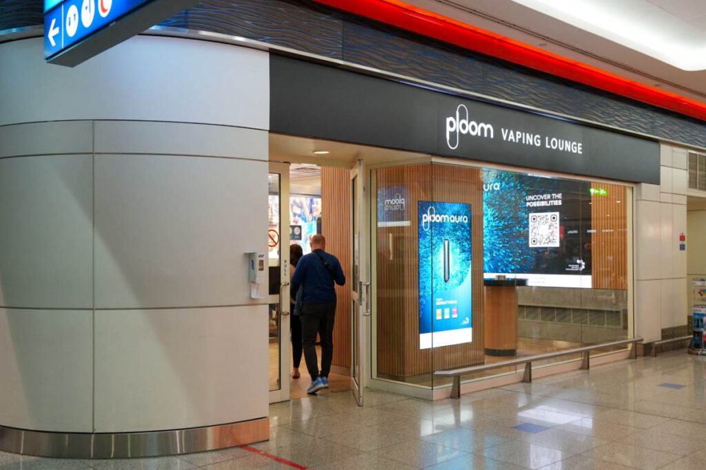 コンコースA、A23ゲート付近のVAPE（電子タバコ）や加熱式タバコの喫煙所©Pen&Voyage