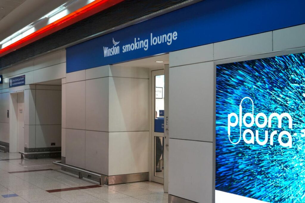 ドバイ国際空港第3ターミナルコンコースＡ、A23ゲートのスモーキングラウンジ©Ｐen&Voyage