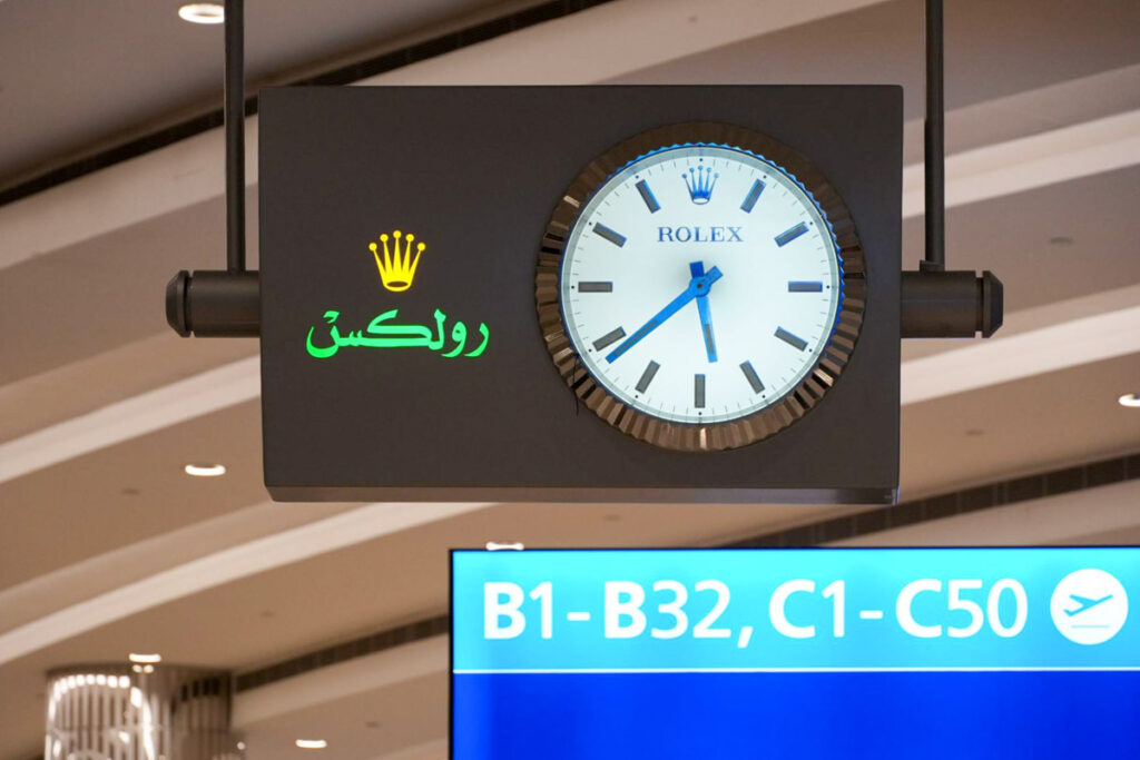 ドバイ国際空港到着は午前5時半過ぎ。喫煙所は24時間オープン©Pen＆Voyage