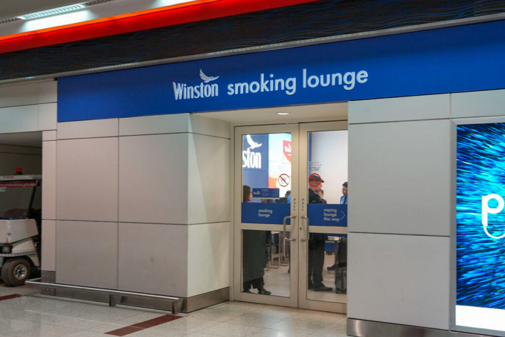 ドバイ国際空港第3ターミナルコンコースＡ、A23ゲートのスモーキングラウンジ©Pen&Voyage