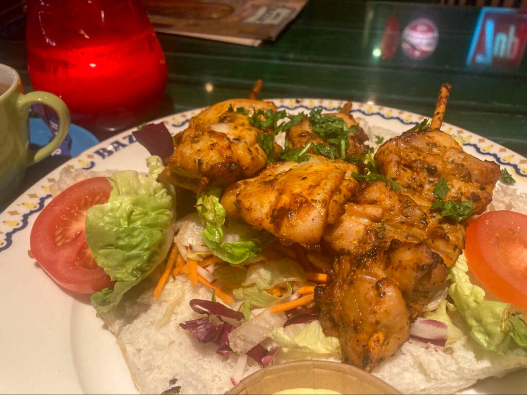 グリルチキンケバブサンドwithカレーマヨネーズソースは7.9ユーロ。ピデと呼ばれるトルコのパンで包む。人生最高のケバブサンドだった©Pen＆Voyage