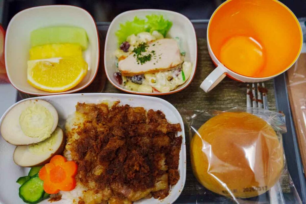 BR119便の機内食。台湾といえば…の魯肉飯(南部では肉燥飯)ⒸPen&Voyage