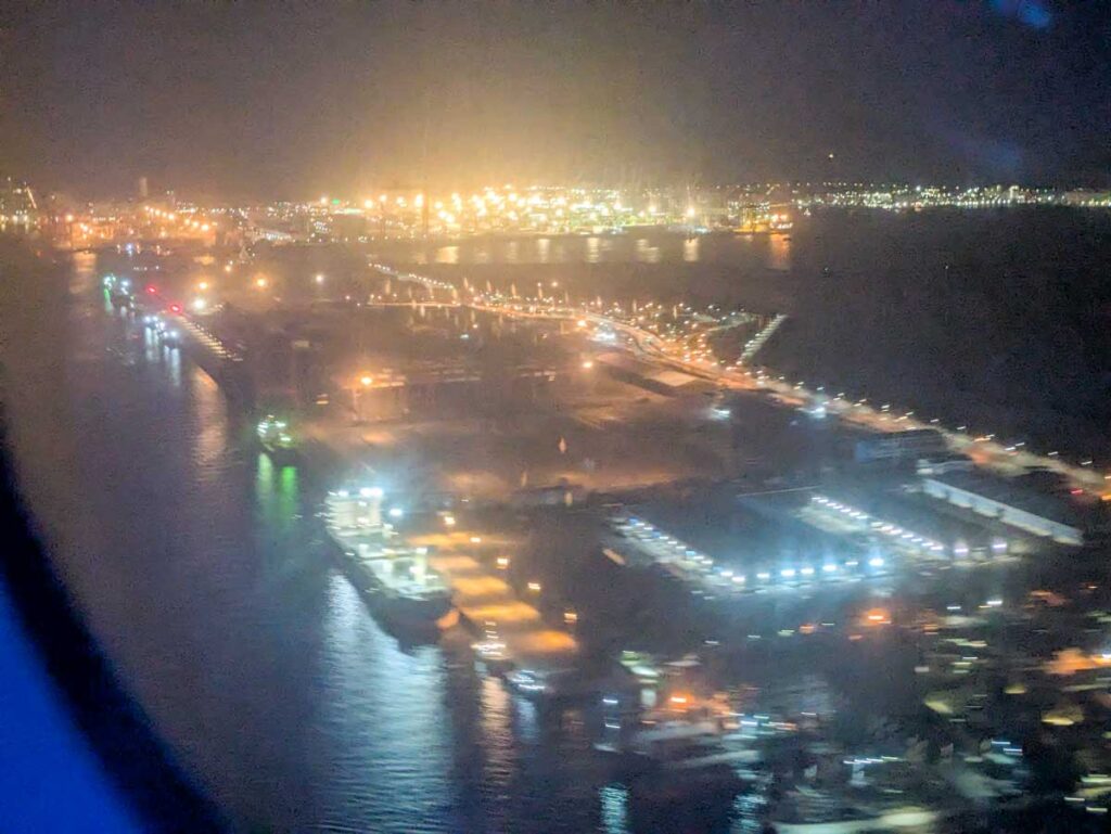 22:10、高雄の夜景が見えてきた