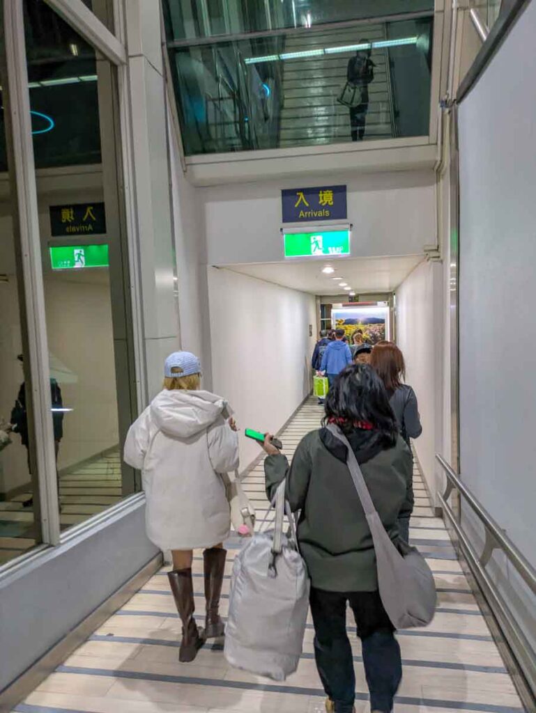 機体を出て通路を進むⒸPen&Voyage