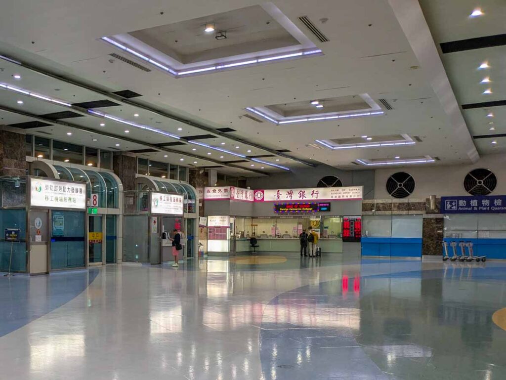 到着ロビーを出て右端にある台湾銀行がオープンしていたⒸPen&Voyage