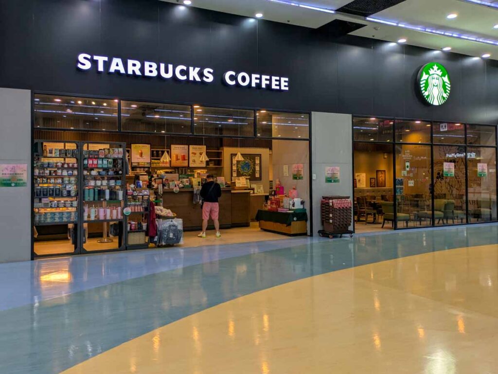 スターバックスを通り過ぎてMRT駅へⒸPen&Voyage