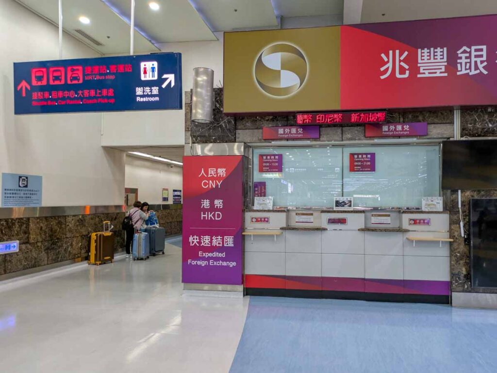 到着ロビーを出て左、兆豊銀行のわきを進むとMRT駅ⒸPen&Voyage