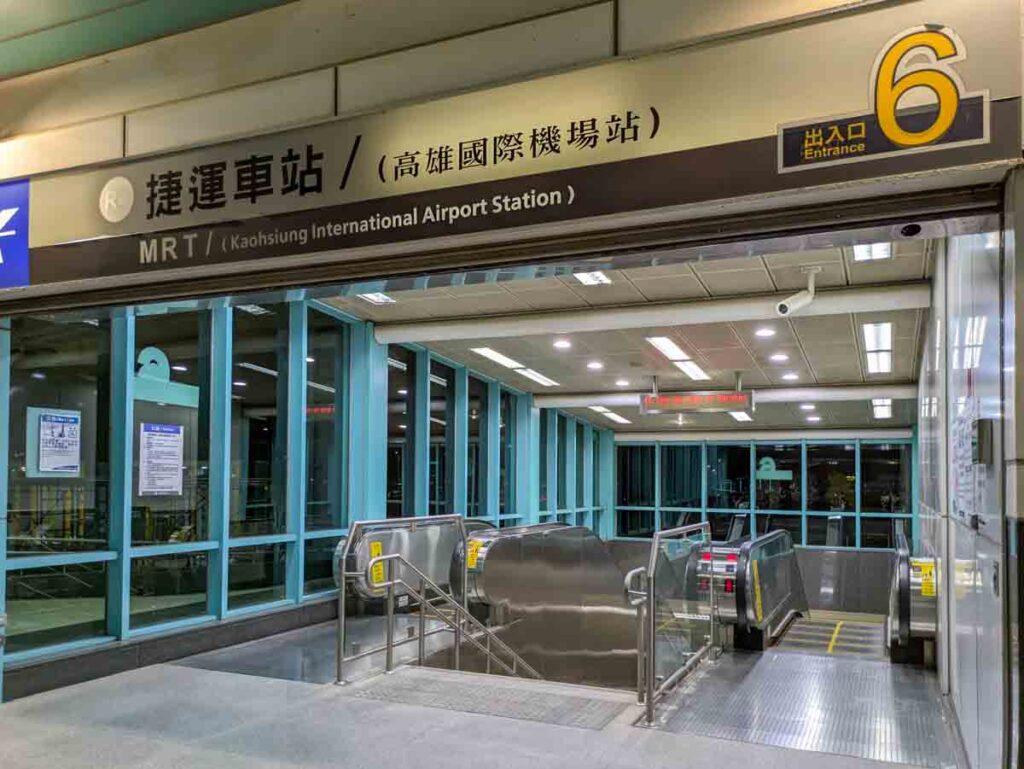 数十メートル歩くとMRTの駅出入口ⒸPen&Voyage