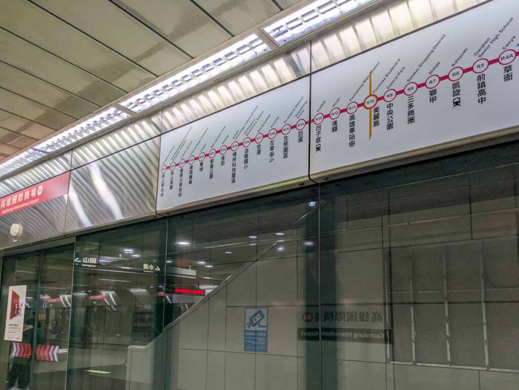 ホームで待つⒸPen&Voyage