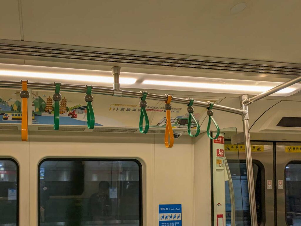 車内のつり革ⒸPen&Voyage