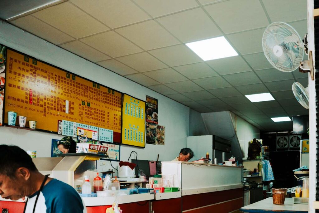 壁のメニューをみて注文するⒸPen&Voyage