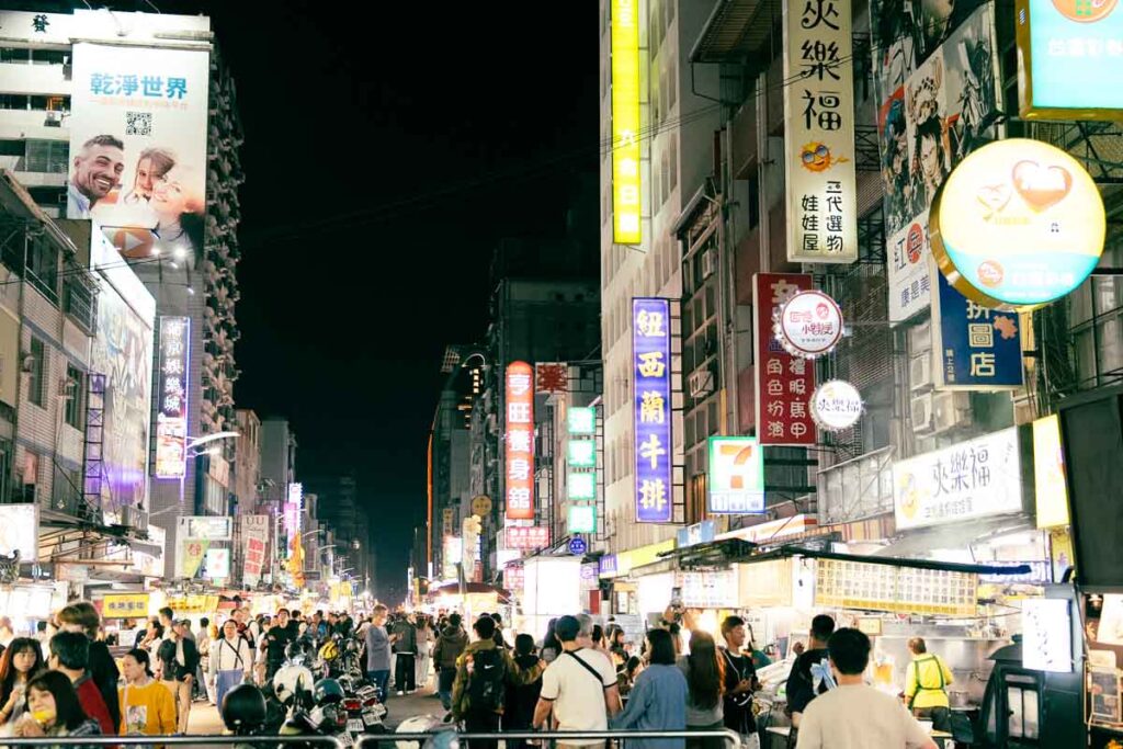 月曜夜、にぎやかな六合夜市ⒸPen&Voyage