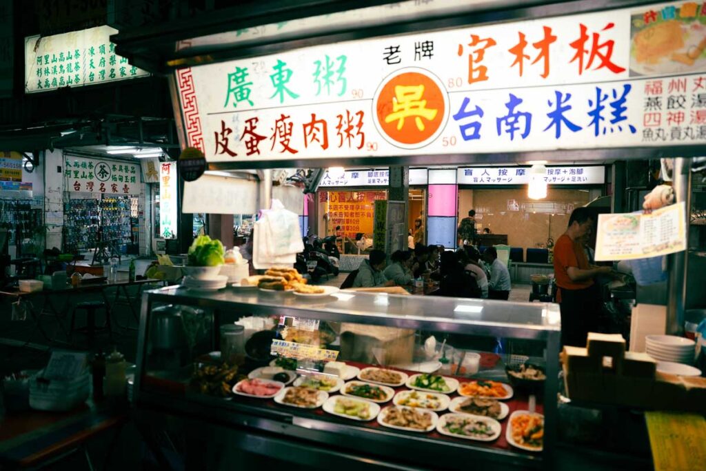 「官材板」は「棺材板」で、揚げパンの中にクリームシチューを詰めた台南名物ⒸPen&Voyage