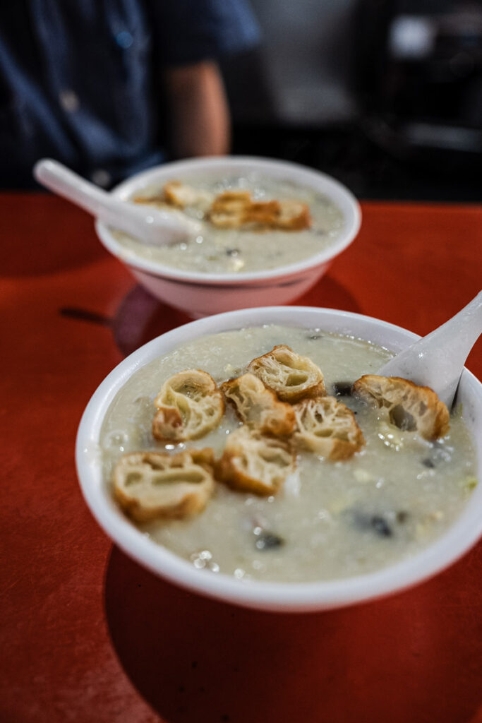 ピータン入り豚肉粥に揚げパントッピングⒸPen&Voyage