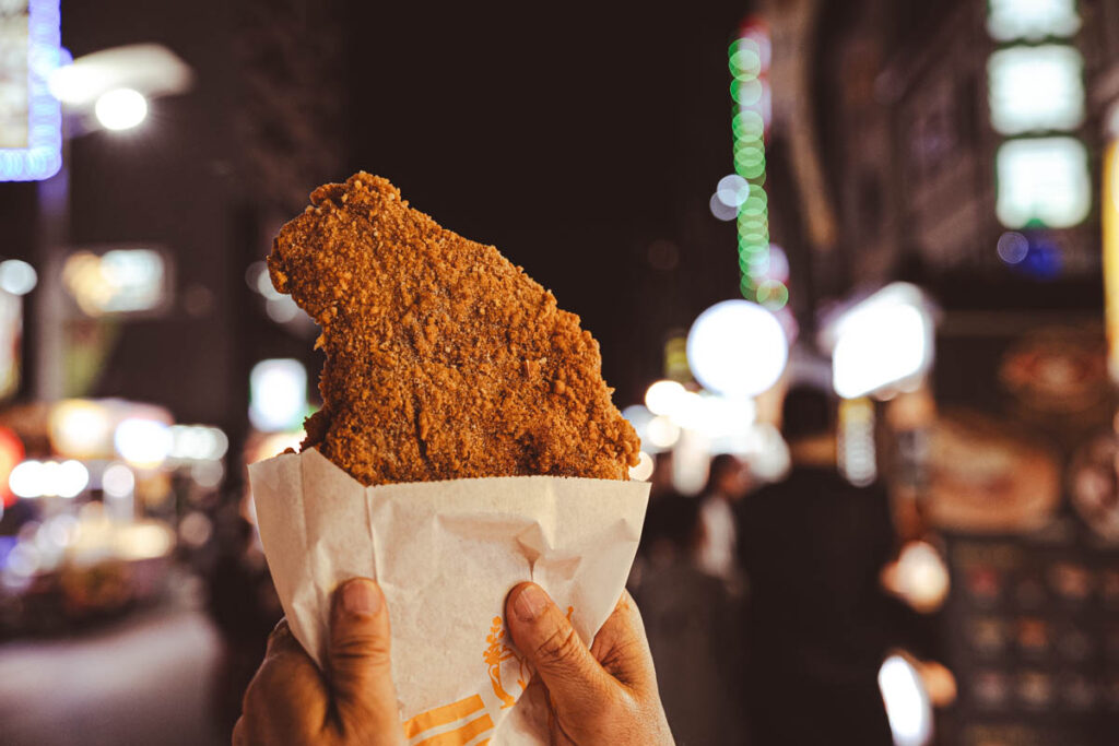 台湾フライドチキン鶏排(ジーパイ)。小さくカットしてくれるⒸPen&Voyage