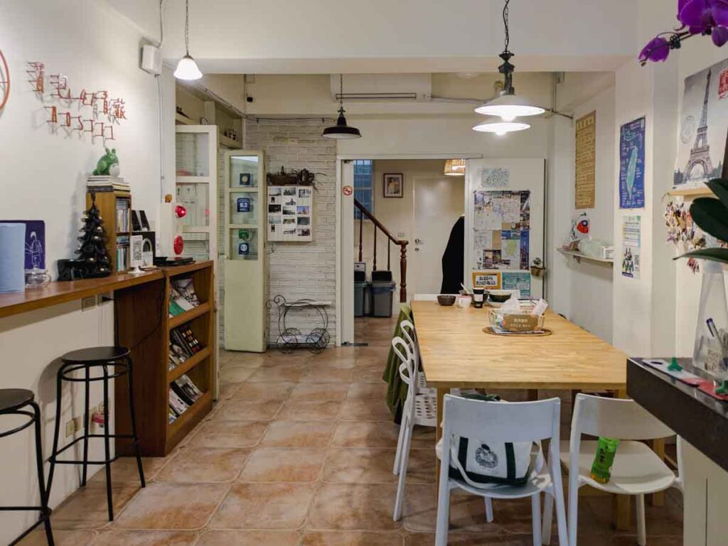 玄関から見たリビング。奥にキッチンがあるⒸPen＆Voyage