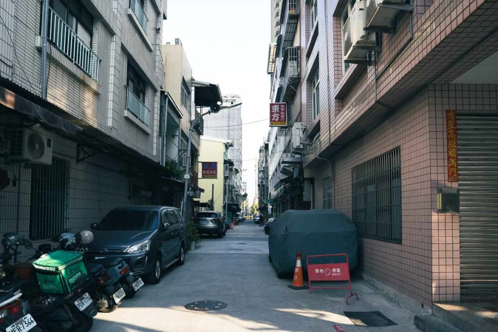 大通りを1本入った静かな通りにあるⒸPen＆Voyage