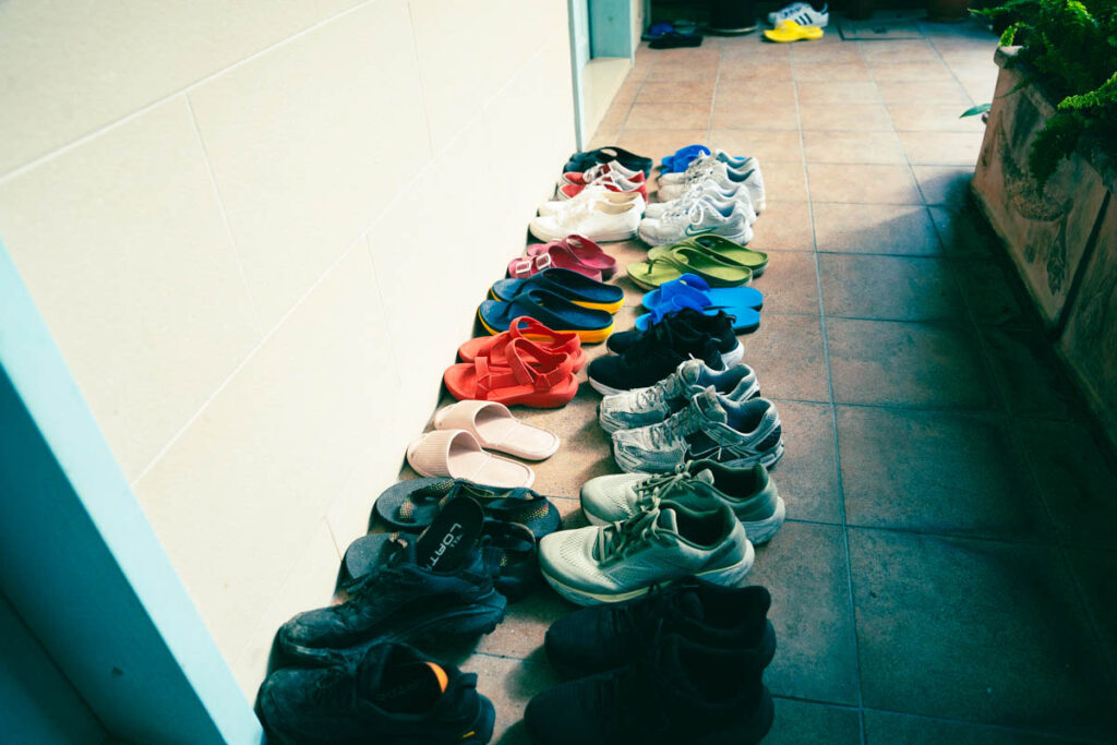 旅人の靴が外に並んでいたⒸPen＆Voyage